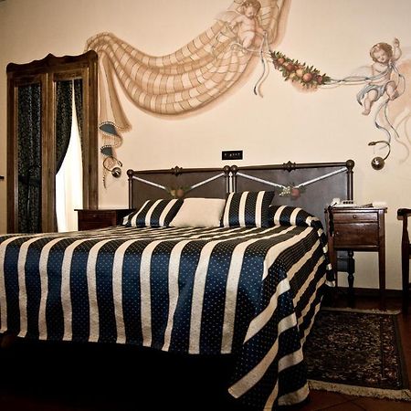 Hotel Regina Pinerolo ภายนอก รูปภาพ
