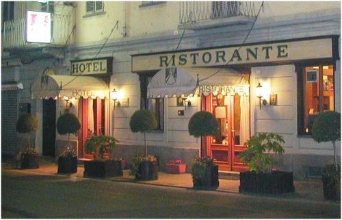 Hotel Regina Pinerolo ภายนอก รูปภาพ