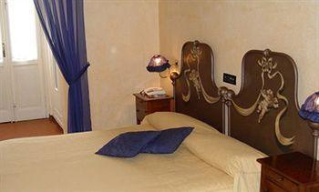 Hotel Regina Pinerolo ภายนอก รูปภาพ